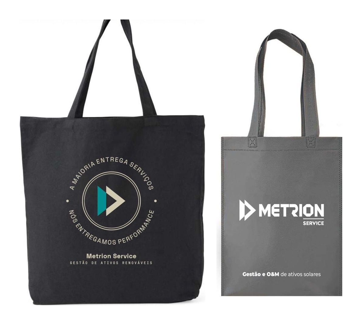 As duas sacolas do kit: a preta com o selo “A maioria entrega serviços, nós entregamos performance” e a cinza com a marca Metrion Service.